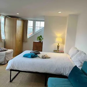https://townhouse-tower-bridge-2-baths-free-parking.brighton-hotels-england.com